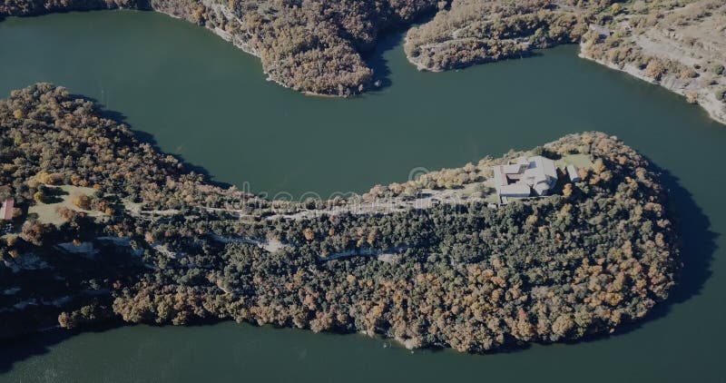 Vue aérienne du monastère bénédictin de sant pere de casserres sur le fleuve ter en automne
