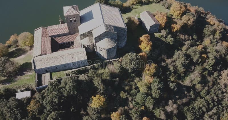 Vue aérienne du monastère bénédictin de sant pere de casserres sur le fleuve ter en automne