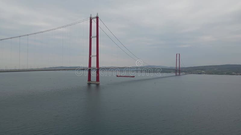 Vue aérienne du navire de charge tournant près du pont de suspension turc clips vidéos