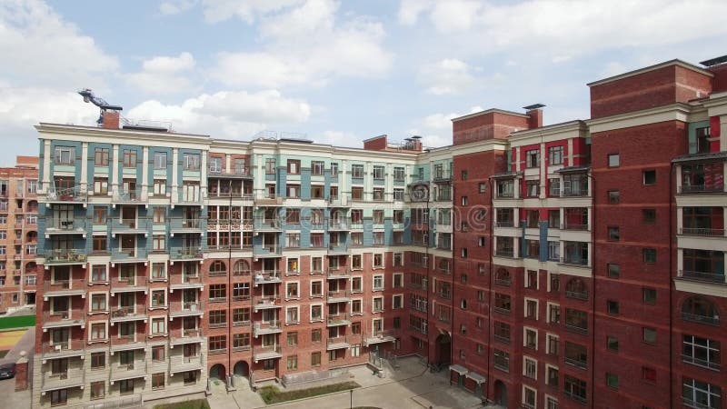 Vue aérienne du nouveau bloc d'appartements et du complexe d'habitation en construction banque de vidéos
