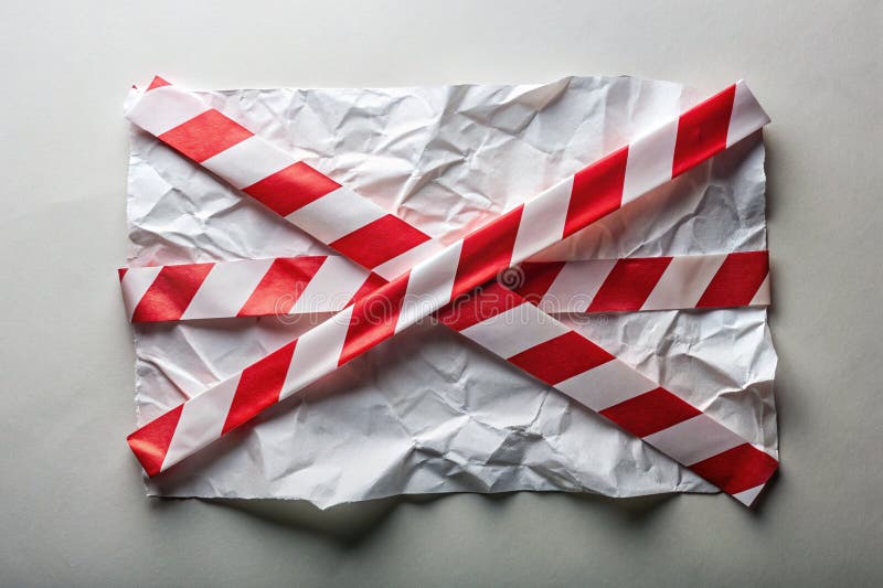 Vue aérienne du papier déchiré et de la bande d'avertissement rouge Une image de stock pour la sécurité des lieux de crime ou le m photos libres de droits