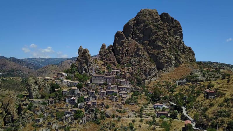 Vue aérienne du petit village de Pentedattilo, d'église et de ruines du village abandonné, colonie grecque sur le bâti Calvario clips vidéos