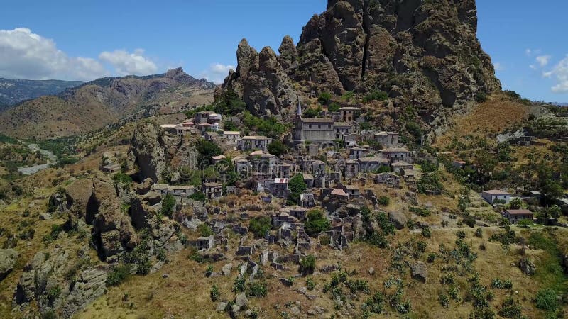 Vue aérienne du petit village de Pentedattilo, d'église et de ruines du village abandonné, colonie grecque sur le bâti Calvario banque de vidéos