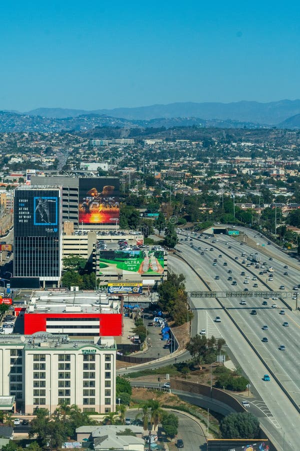 Los angeles californie usa 22 octobre 2023 vue aérienne du 405 près de l'aéroport de los angeles lax montrant divers immeubles de bureaux stockage public et l'université de west los angeles bâtiment