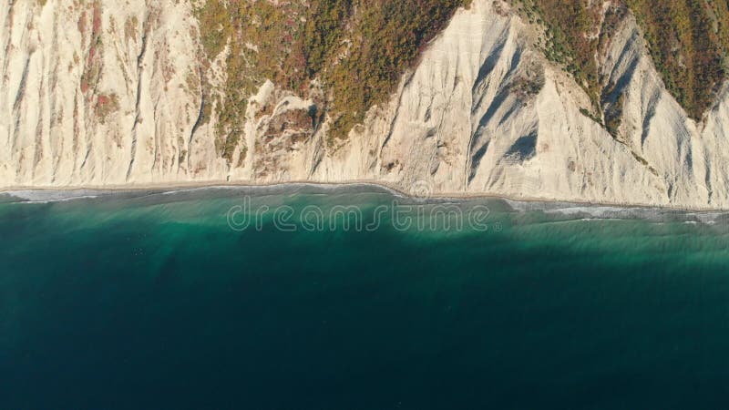 Vue aérienne du rivage rocheux avec falaise et mer bleue avec vagues clips vidéos
