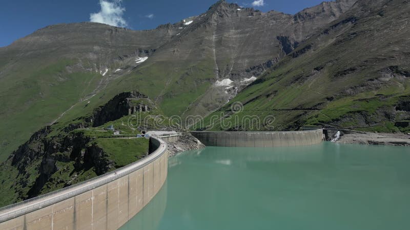 Vue aérienne du réservoir Stausee Mooserboden niché au milieu de pics enneigés clips vidéos
