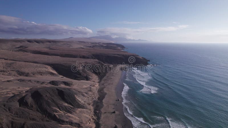 Vue aérienne du sentier côtier près de La Pared Fuerteventura banque de vidéos