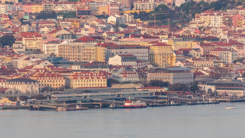 Vue aérienne du terminal de ferry cais do sodre au bord de la rivière tage timelapse à lisbonne portugal