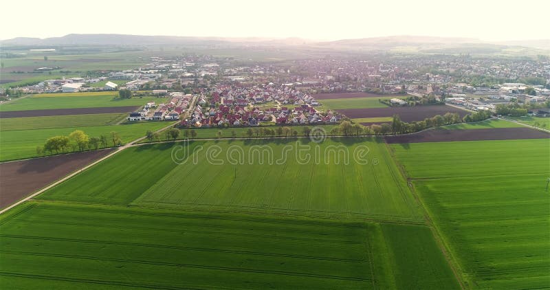 Vue aérienne du village allemand. petite vue aérienne de la ville européenne. champs agricoles près d'une petite ville. paysage eu