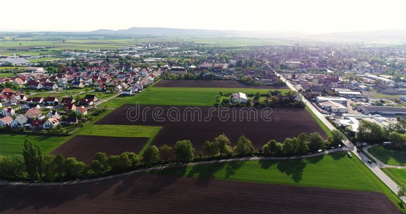 Vue aérienne du village allemand. petite vue aérienne de la ville européenne. ville européenne d'en haut. belle vue aérienne de pe