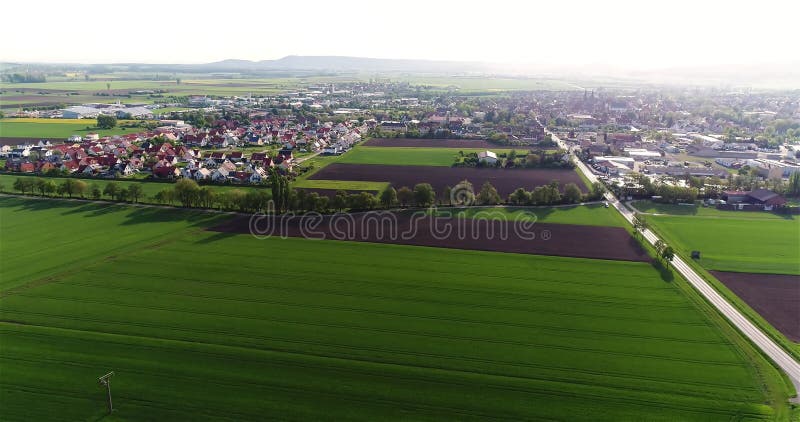 Vue aérienne du village allemand. petite vue aérienne de la ville européenne. ville européenne d'en haut. belle vue aérienne de pe
