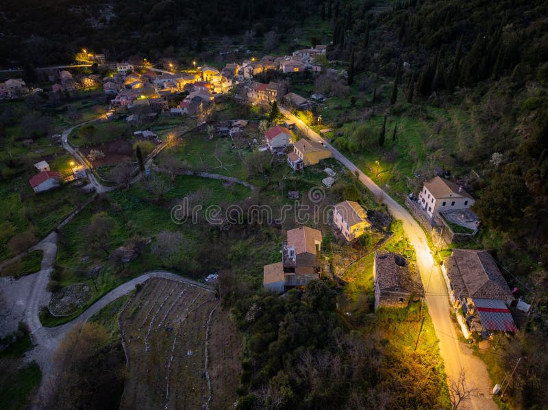 Vue aérienne du village illuminé à la tombée de la nuit. photos stock