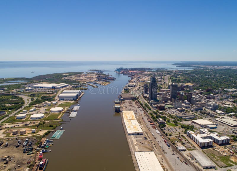 Vue aérienne en centre ville de mobile, Alabama. City of Mobile, Alabama riverside and the bay in April 2019