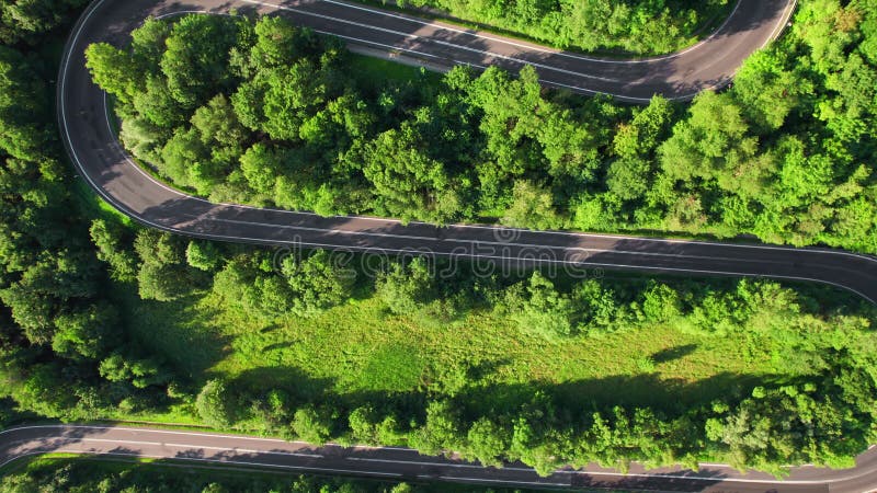 Vue aérienne estivale d'une route de montagne sinueuse formant une forme banque de vidéos