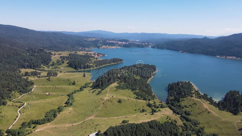 Vue aérienne estivale du réservoir de dospat bulgaria clips vidéos
