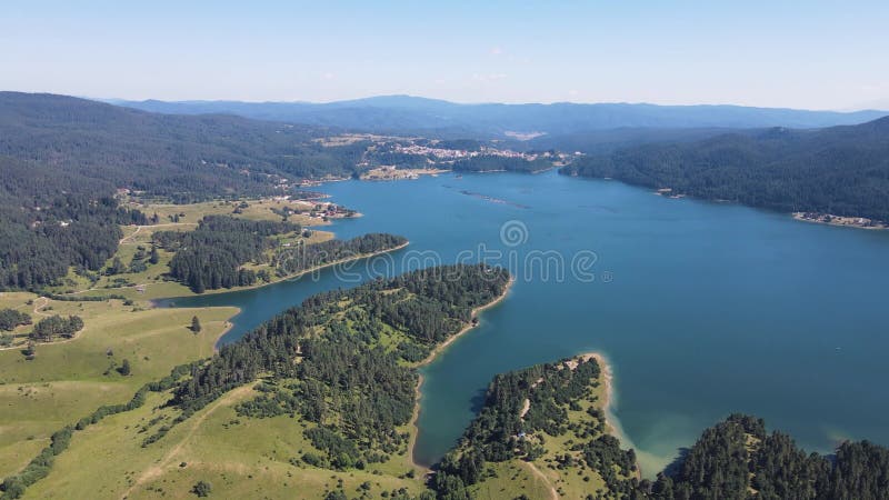 Vue aérienne estivale du réservoir de dospat bulgaria banque de vidéos