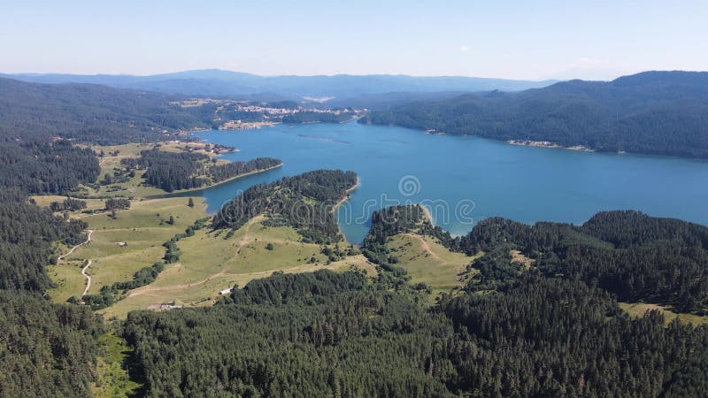 Vue aérienne estivale du réservoir de dospat bulgaria clips vidéos