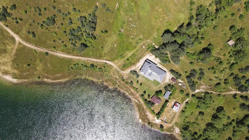 Vue aérienne estivale du réservoir de dospat près de la ville de sarnitsa bulgaria banque de vidéos