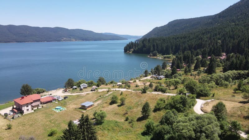 Vue aérienne estivale du réservoir de dospat près de la ville de sarnitsa bulgaria banque de vidéos