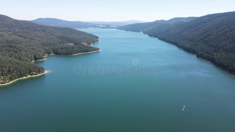 Vue aérienne estivale du réservoir Dospat Bulgarie clips vidéos
