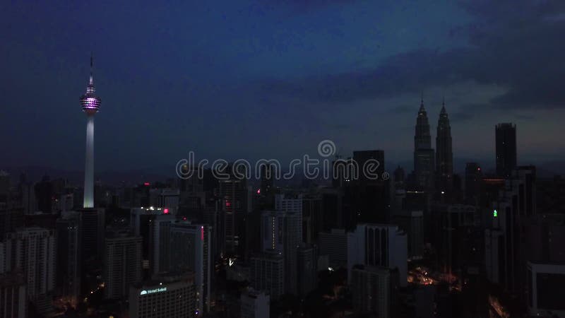Vue aérienne majestueuse d'horizon de ville de Kuala Lumpur la nuit