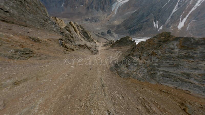 Vue aérienne mouvement de plongée rapide de la falaise pointe sur la large crête de pierre entre roches