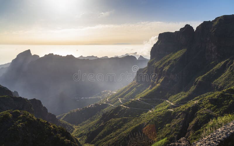 Vue aérienne panoramique au-dessus de village de Masca, l'attraction touristique la plus visitée de Ténérife photographie stock libre de droits Vue aérienne panoramique au-dessus de village de Masca, l'attraction touristique la plus visitée de Ténérife photographie stock libre de droits