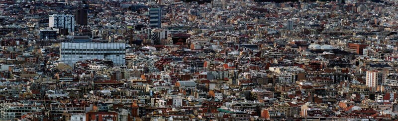 Vue aérienne panoramique de paysage urbain du paysage urbain de Barcelone montrant les tours et les rues en masse serrées de bâti image stock