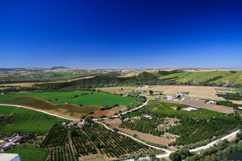 Vue aérienne panoramique de plateau de Ronda sur la plaine rurale sans fin avec des oliveraies et des champs de culture sous le c photos libres de droits Vue aérienne panoramique de plateau de Ronda sur la plaine rurale sans fin avec des oliveraies et des champs de culture sous le c photos libres de droits