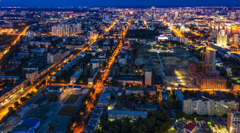 Vue aérienne panoramique de ville lumineuse par nuit avec des lumières photo stock Vue aérienne panoramique de ville lumineuse par nuit avec des lumières photo stock