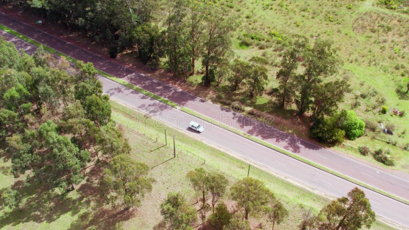 Vue aérienne statique d'un niveleuse de route élargissement route latérale dans la campagne clips vidéos