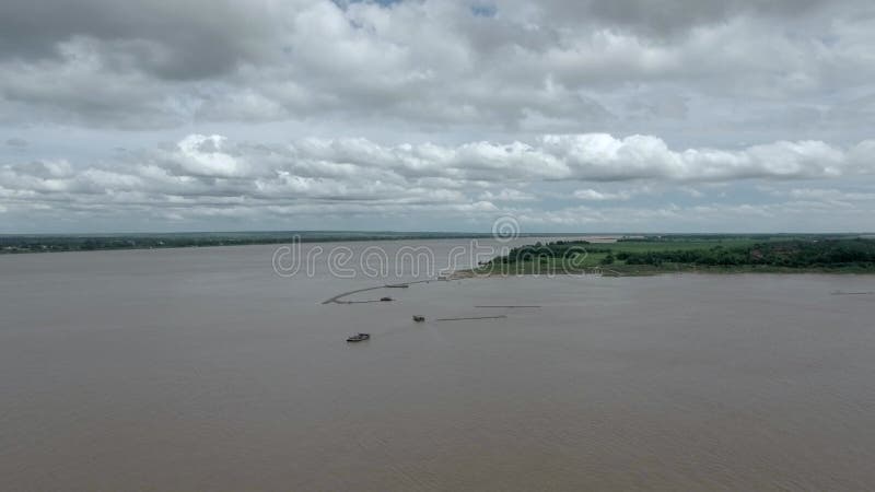 Vue aérienne statique des ferries traversant la rivière sous un ciel nuageux banque de vidéos