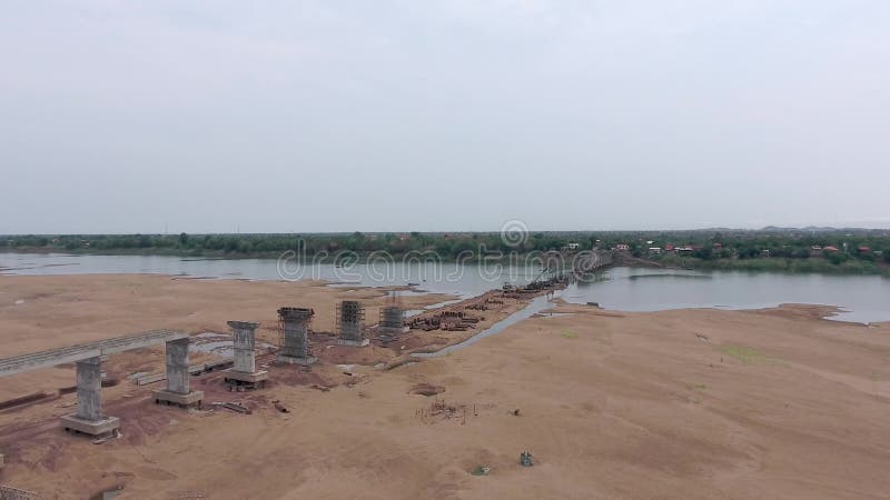 Vue aérienne statique du pont fluvial en construction banque de vidéos