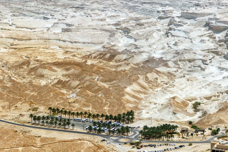 Vue aérienne sur l'oasis de paume dans le deser sec de Judaean de grès photo libre de droits Vue aérienne sur l'oasis de paume dans le deser sec de Judaean de grès photo libre de droits