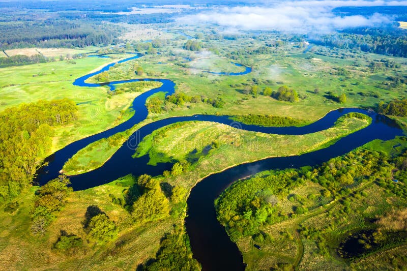 Vue a?rienne sur la rivi?re d'?t? Courant de rivi?re sur le pr? vert Paysage de nature d'?t? Vue de bourdon sur la rive photographie stock Vue a?rienne sur la rivi?re d'?t? Courant de rivi?re sur le pr? vert Paysage de nature d'?t? Vue de bourdon sur la rive photographie stock
