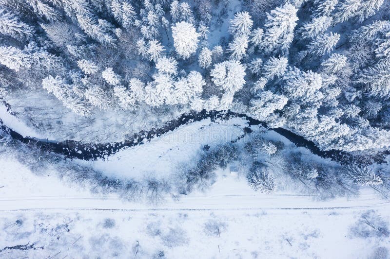 Vue aérienne sur la rivière et la forêt à l'horaire d'hiver Paysage naturel d'hiver d'air Forêt sous la neige a l'horaire d'hiver photos libres de droits