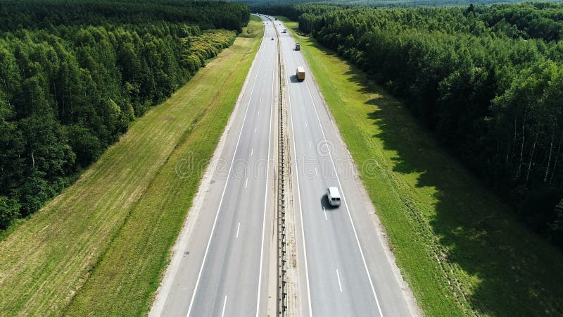 Vue aérienne sur la route fédérale par la forêt banque de vidéos
