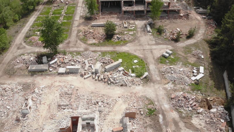 Vue aérienne sur les drones d'un vieux bâtiment industriel démoli Pile de béton et de briques, débris, gravats et déchets banque de vidéos