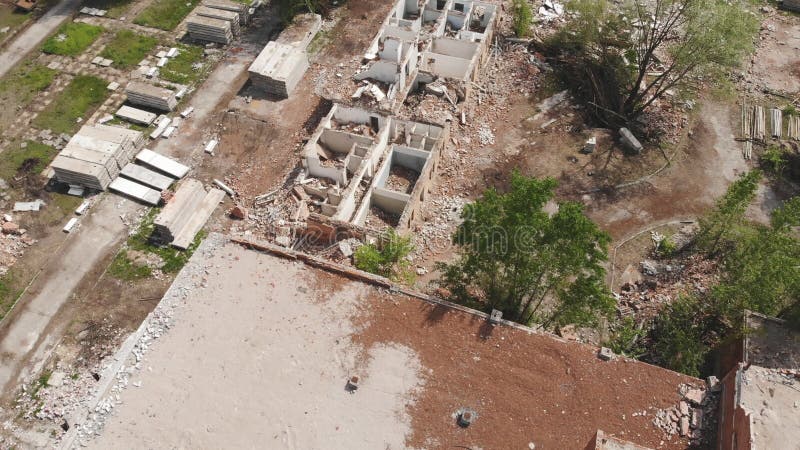 Vue aérienne sur les drones d'un vieux bâtiment industriel démoli Pile de béton et de briques, débris, gravats et déchets banque de vidéos