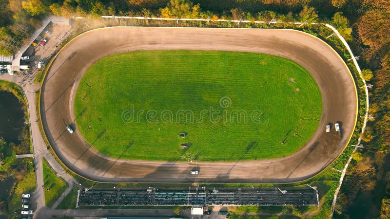 Vue aérienne sur les races supérieures sur le champ de courses. L'entraînement de voitures en cercle dérivants autour des coins ri