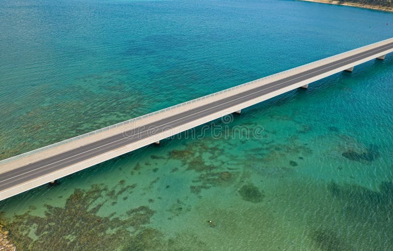 Vue aérienne sur un long pont au-dessus d'une mer photos libres de droits