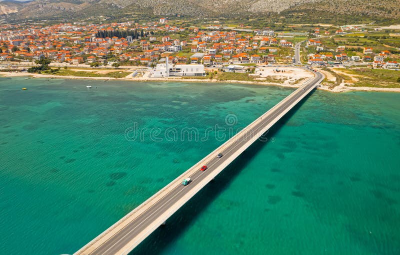 Vue aérienne sur un long pont au-dessus d'une île de mer ciovo en croatie photo libre de droits