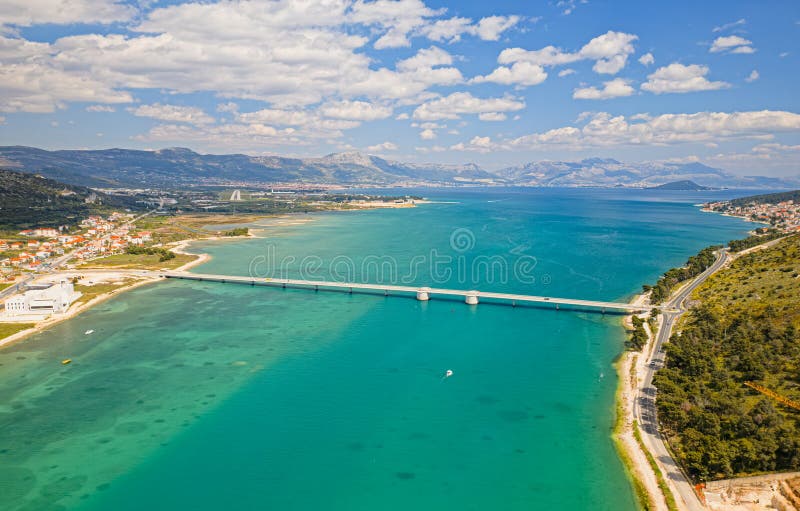 Vue aérienne sur un long pont au-dessus d'une île de mer ciovo en croatie image stock