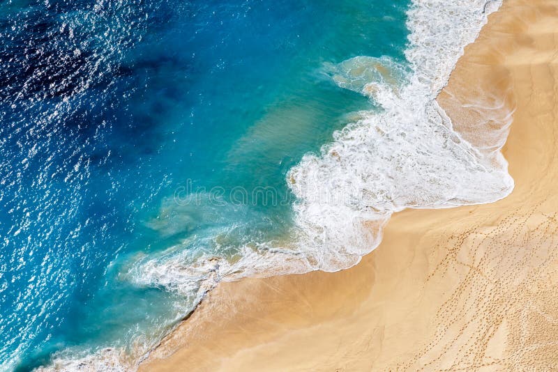 Vue aérienne vers la plage sablonneuse tropicale et l'océan bleu photographie stock