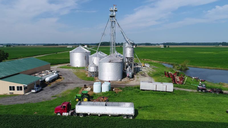 Vue aérienne volant au-dessus des champs et des fermes Smyrna Delaware de maïs et de soja