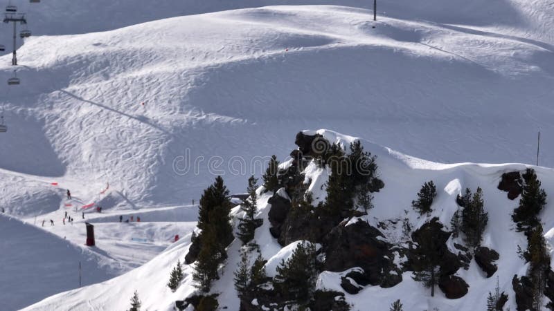 Vue aérienne à couper le souffle d'un magnifique paysage hivernal avec des montagnes alpines enneigées ciel ensoleillé et panorami banque de vidéos