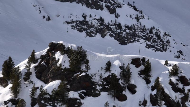 Vue aérienne à couper le souffle d'un magnifique paysage hivernal avec des montagnes alpines enneigées ciel ensoleillé et panorami banque de vidéos