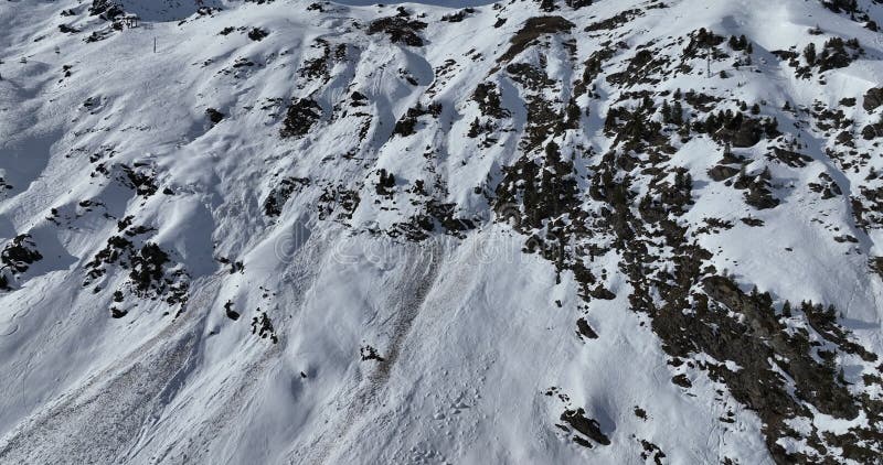 Vue aérienne à couper le souffle d'un magnifique paysage hivernal avec des montagnes alpines enneigées ciel ensoleillé et panorami banque de vidéos