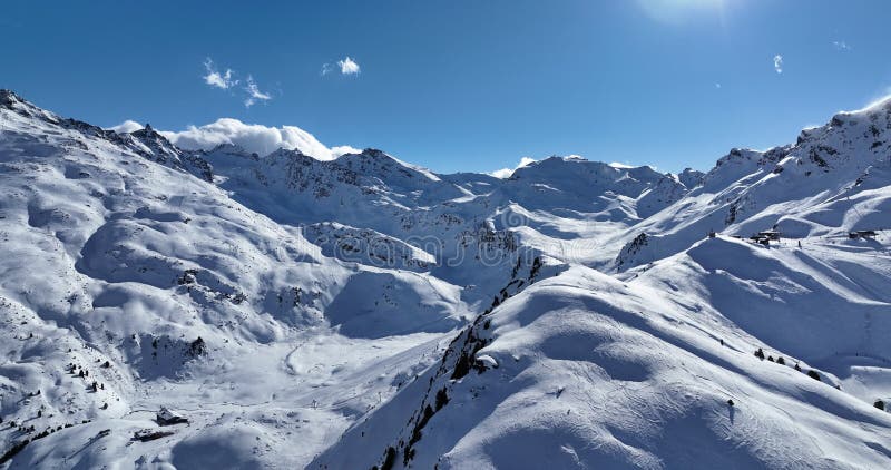 Vue aérienne à couper le souffle d'un magnifique paysage hivernal avec des montagnes alpines enneigées ciel ensoleillé et panorami clips vidéos