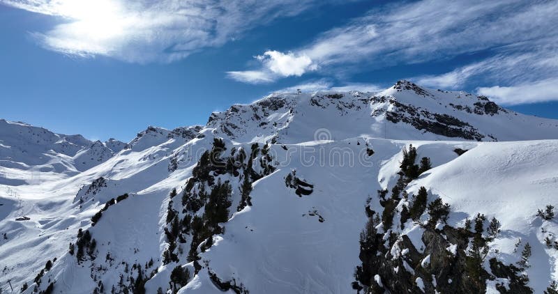 Vue aérienne à couper le souffle d'un magnifique paysage hivernal avec des montagnes alpines enneigées ciel ensoleillé et panorami clips vidéos